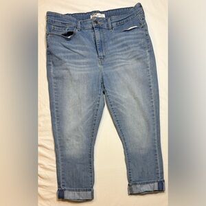 Women’s 14 Levi’s Signature mid-rise capri, casual fit with cuffed hem.